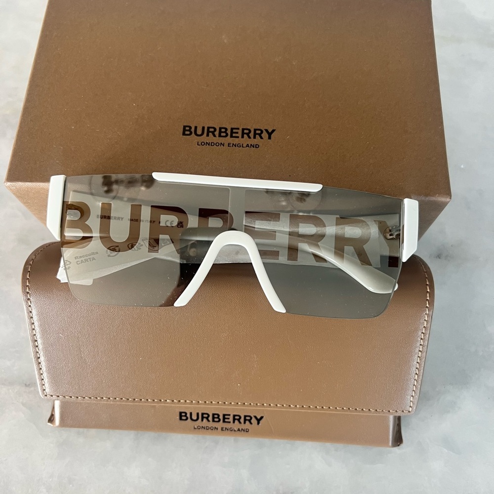 Burberry sunglasses 🕶️